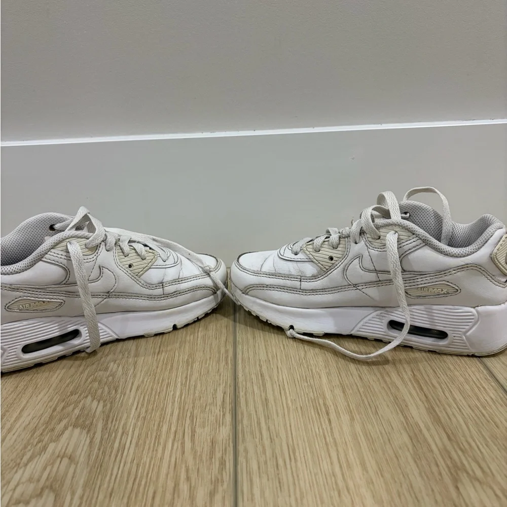 Nike Kids Streetwear Leather Comfort Everyday Casual Athletic White Sneakers